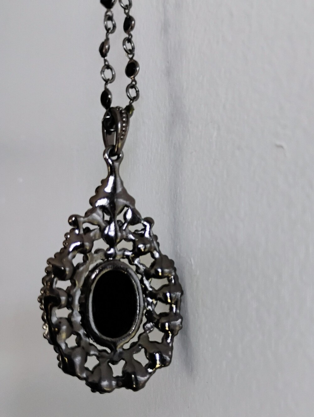 Black Vintage-Style Teardrop Pendant Necklace - Picture 3 of 5